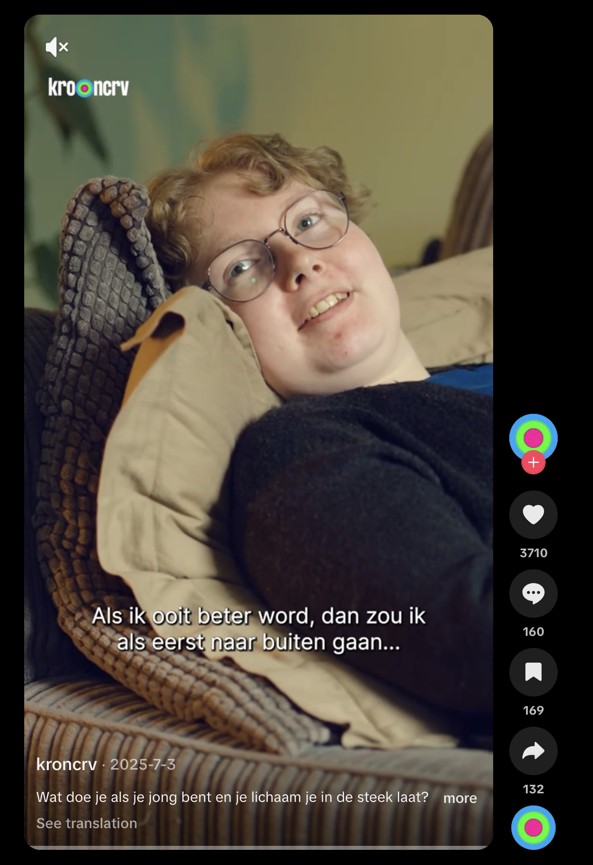 Een jongen met bril ligt op een bank, pakt een kussen vast en glimlacht. De ondertiteling zegt: 'Als ik ooit beter word, dan zou ik als eerst naar buiten gaan...'