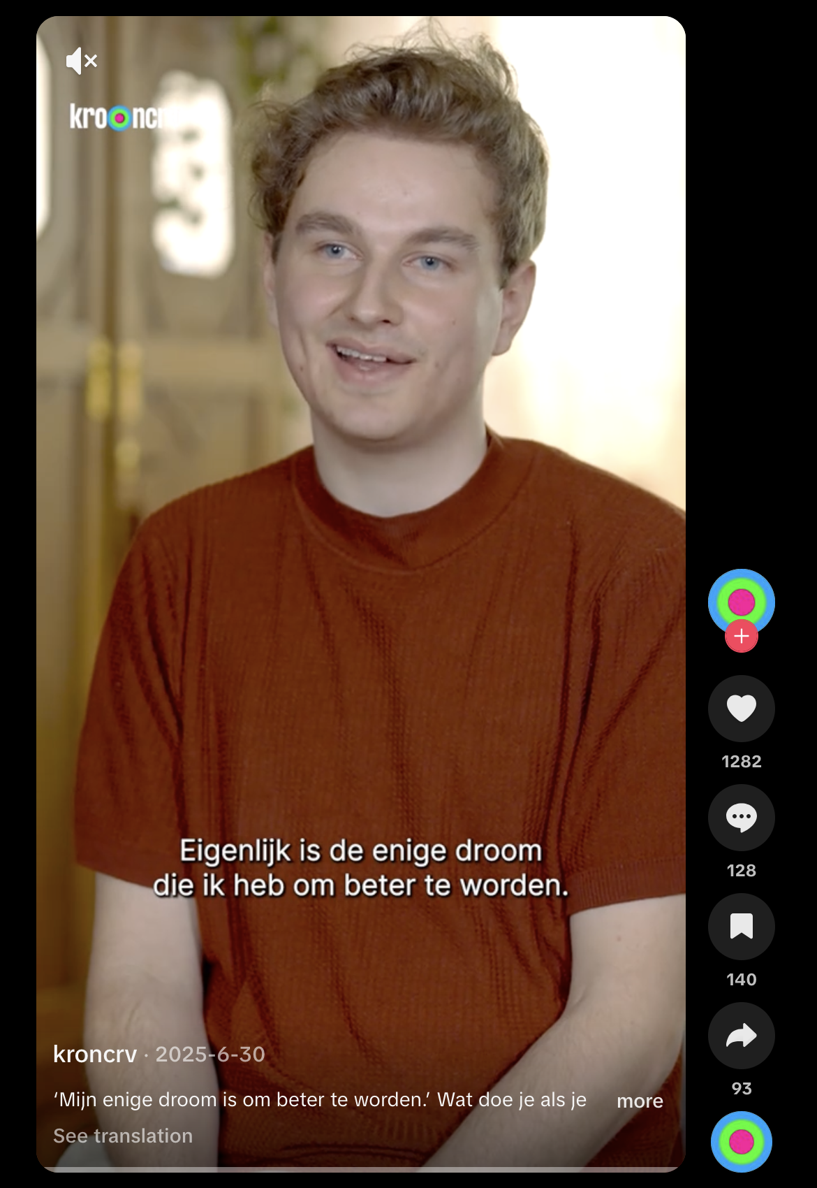 Een jonge man draagt een oranje trui en ligt in een interieur met houten meubels op de achtergrond. De ondertitel zegt: 'Eigenlijk is de enige droom die ik heb om beter te worden.'
