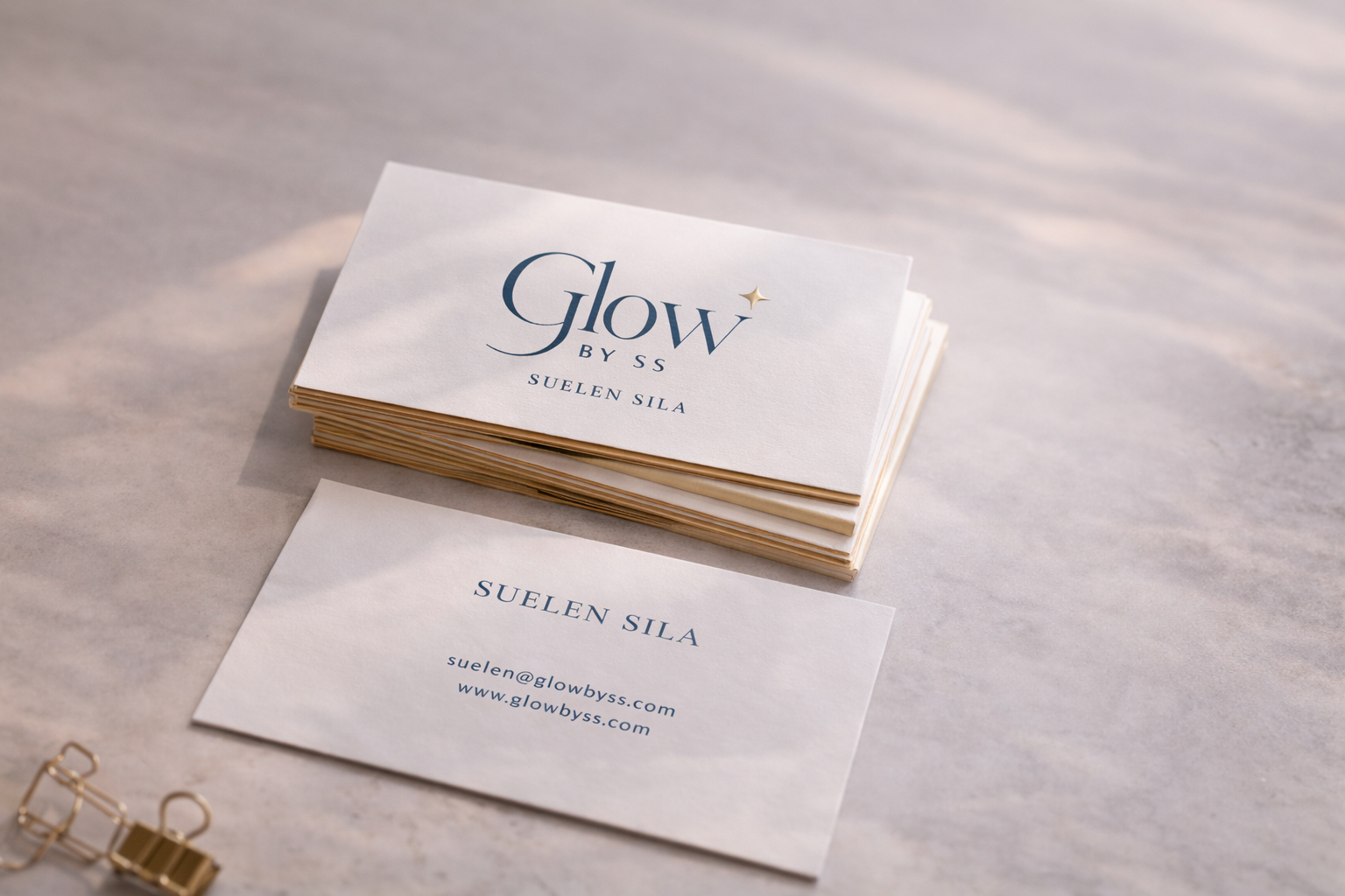 Cartão de visitas de Suelen Sila com o logo "Glow by SS" e contato de e-mail suelen@glowbyss.com e site www.glowbyss.com