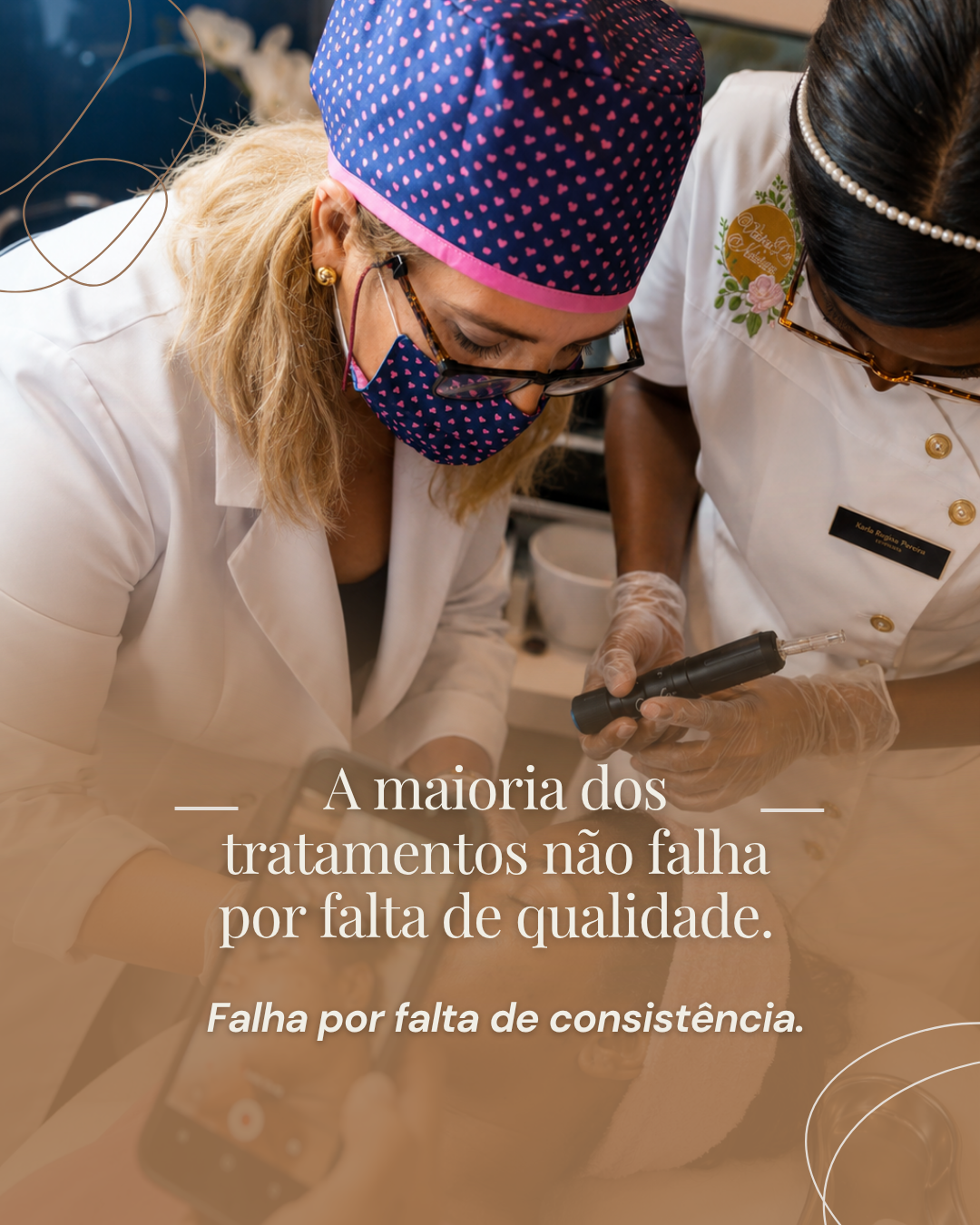 Duas profissionais de saúde realizando um procedimento, uma com máscara de proteção e uma com luvas, apontando para um equipamento de diagnóstico ou tratamento.