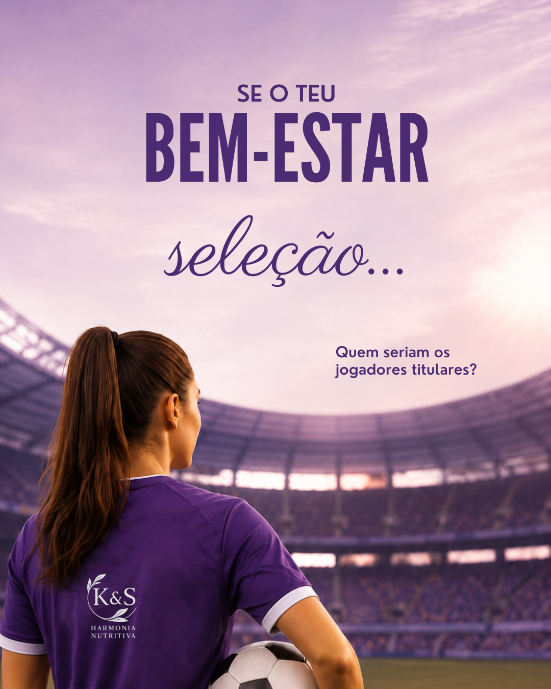 Mulher de costas com uniforme de futebol segurando uma bola em um estádio, com céu ao entardecer ao fundo.