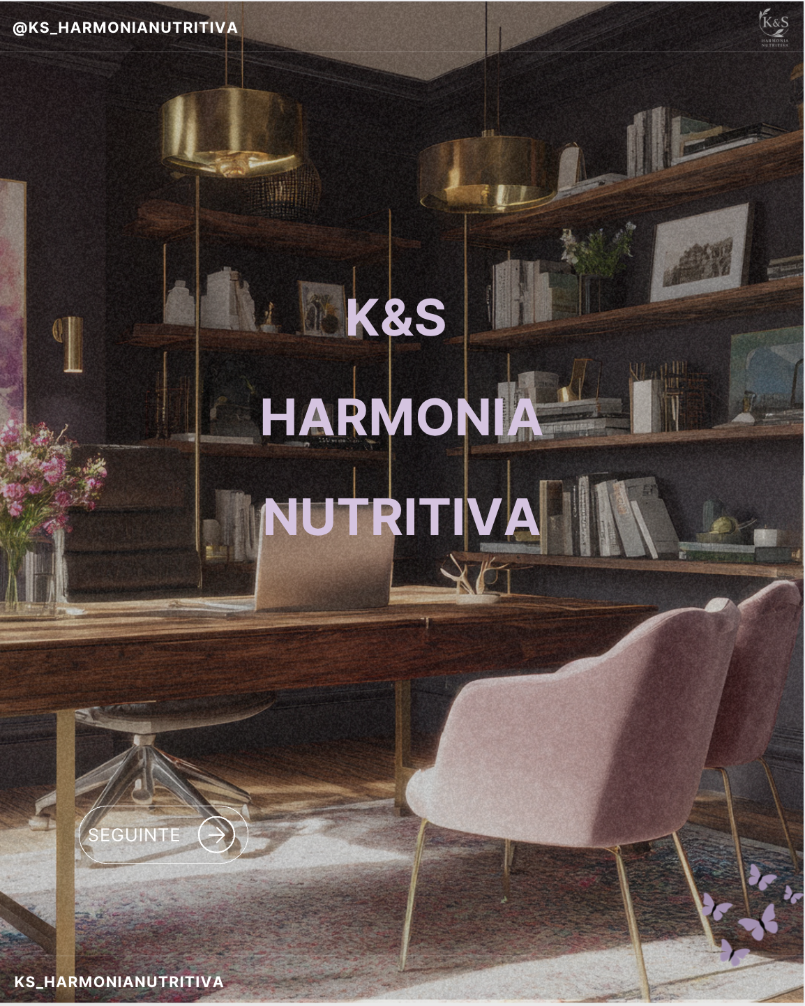 Imagem de uma sala de escritório com mesa de madeira, cadeira rosa, estantes de madeira com livros e objetos decorativos, luminárias douradas no teto, vaso de flores na mesa, com texto sobreposto: "K&S Harmonia Nutritiva". Logo no canto superior dire