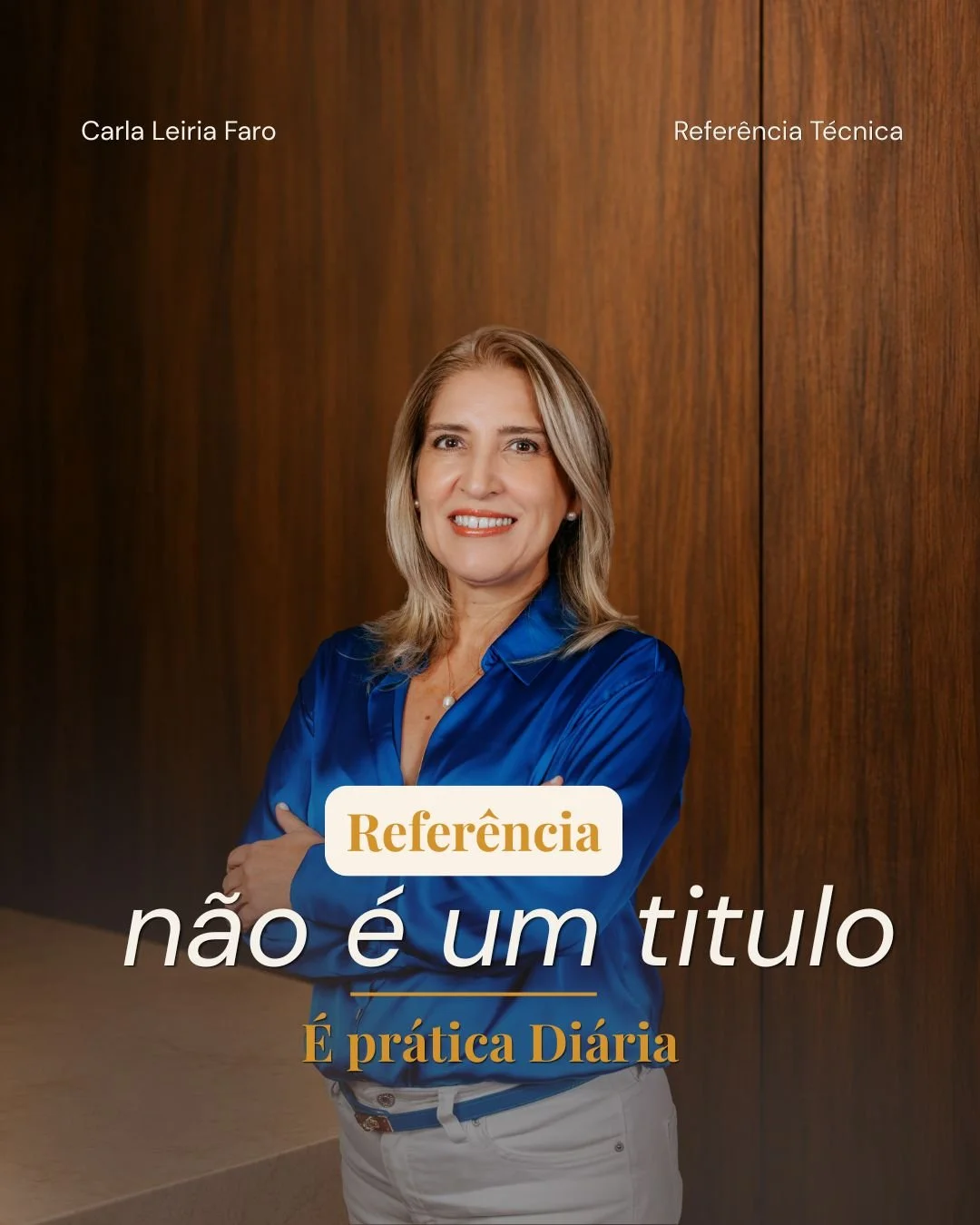 Mulher sorridente com cabelo loiro, vestindo blusa azul, em ambiente com parede de madeira ao fundo. Texto na imagem: Carla Leiria Faro, Referência Técnica, não é um título, É prática Diária.