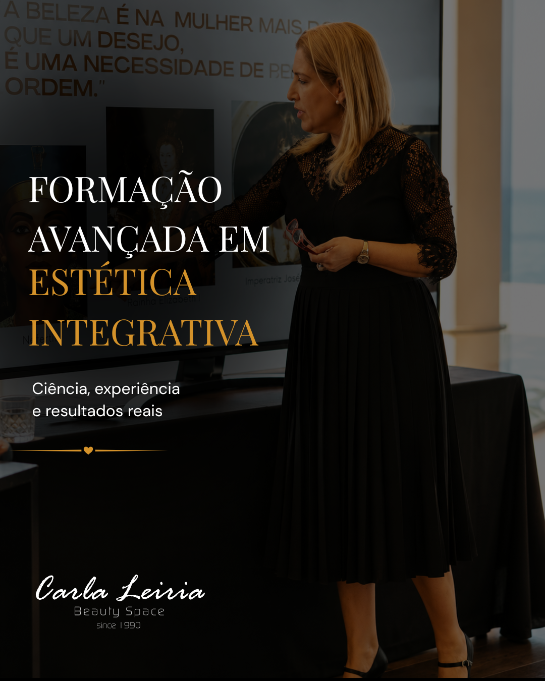 Mulher com cabelo loiro em traje preto com detalhes de renda, em palestra ou aula, exibindo slides sobre estética. Texto promovendo formação avançada na área de estética integrativa.