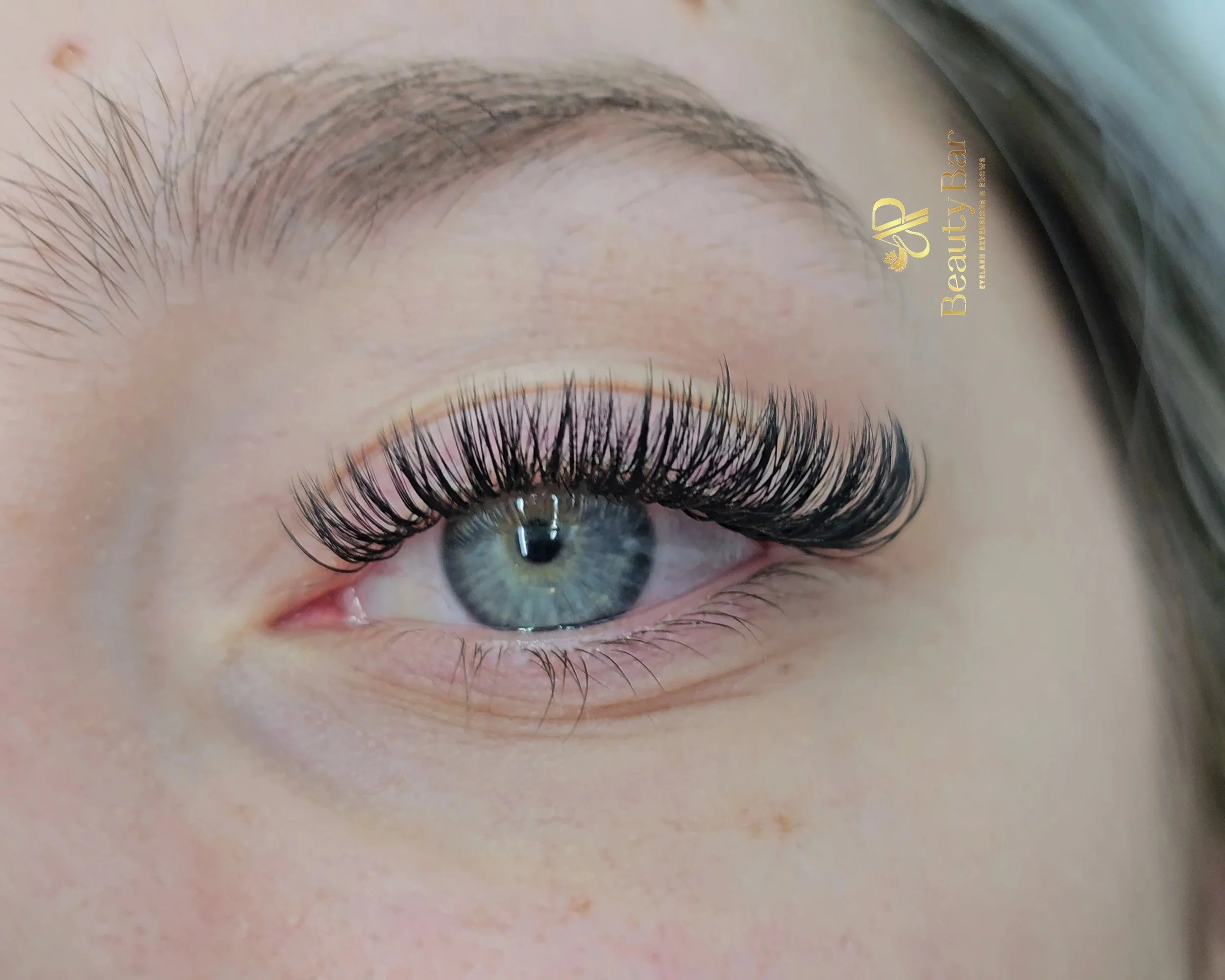 Wet Look Eyelash Extentions. This technique creates a defined, glossy, mascara-like effect that looks similar to Classic lashes but fuller, more textured, and more dimensional