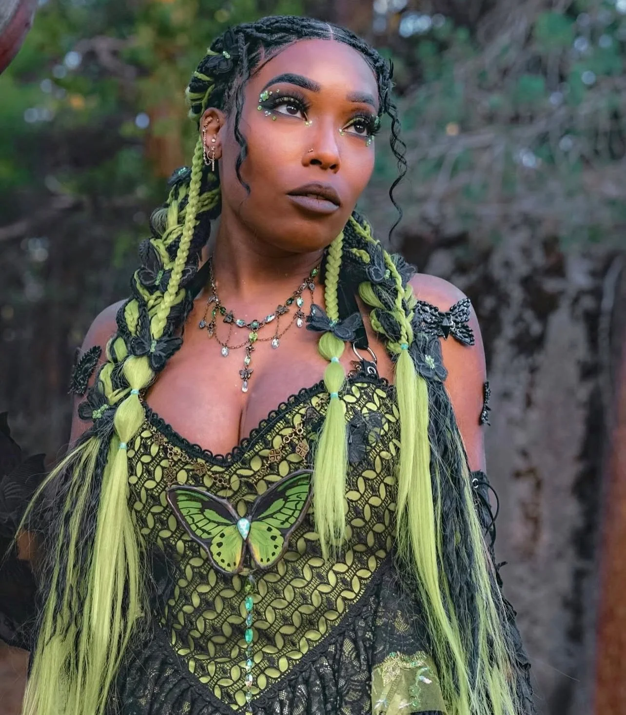 Okkkk this look is EVERYTHING 😍🦋 @kyr.rated is giving dark fairy goddess energy with our Midnight Mariposa Body Jewels ✨

She layered the black butterfly jewels on her shoulders to create a bold, dimensional moment that literally catches the light 