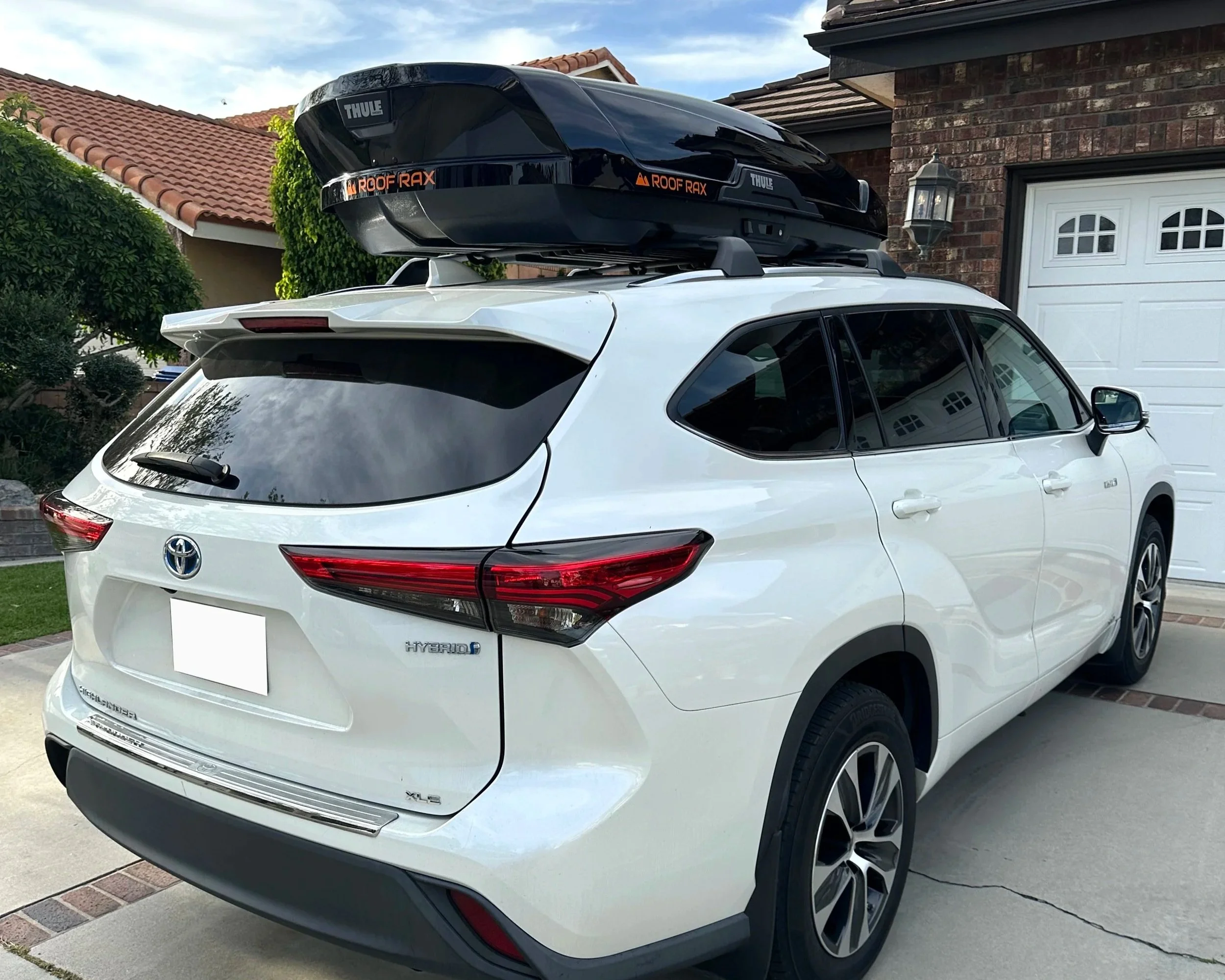 Toyota Highlander with roof cargo box rental installed in Cerritos