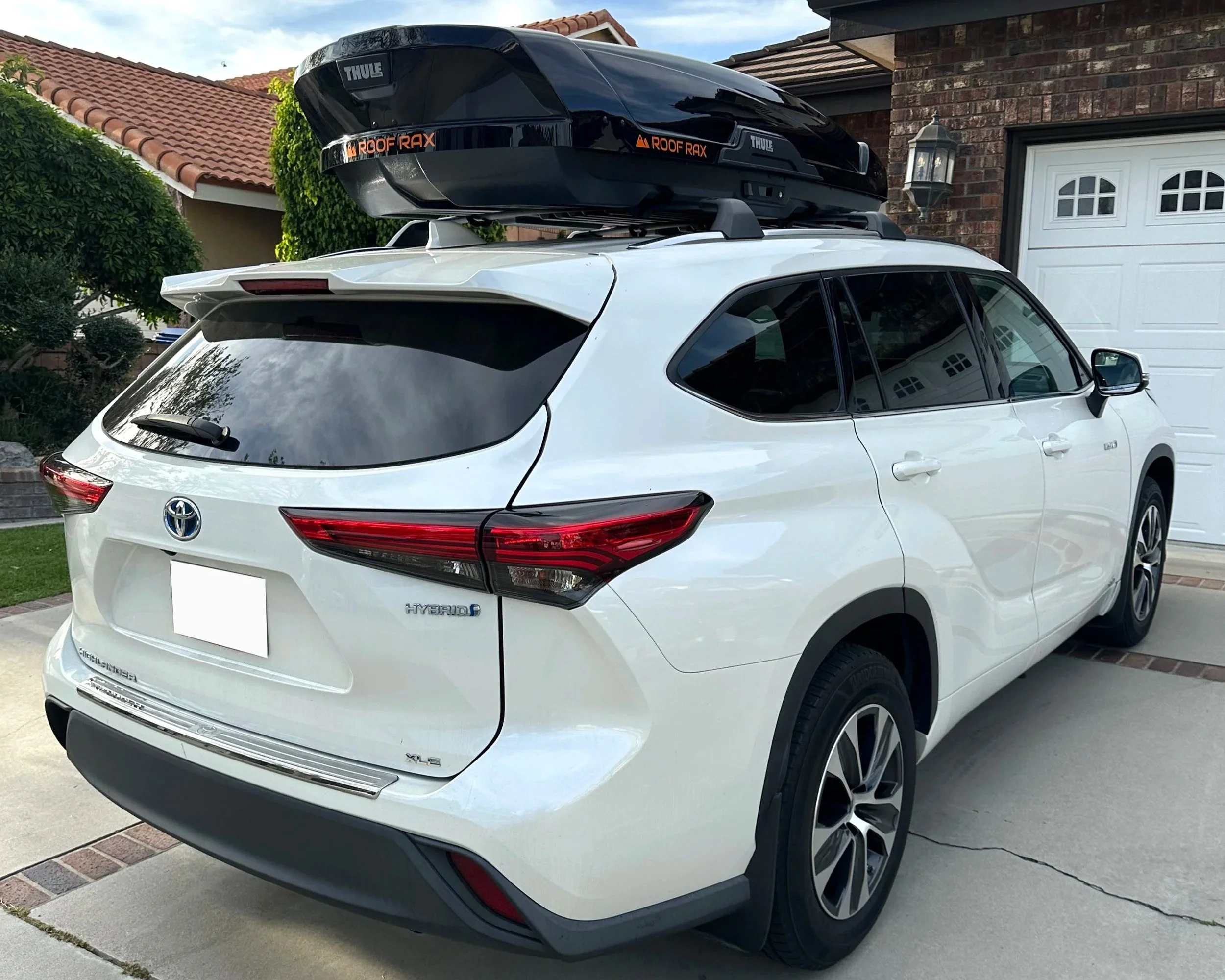 Toyota Highlander with rental car roof cargo carrier box in Cerritos, Orange County