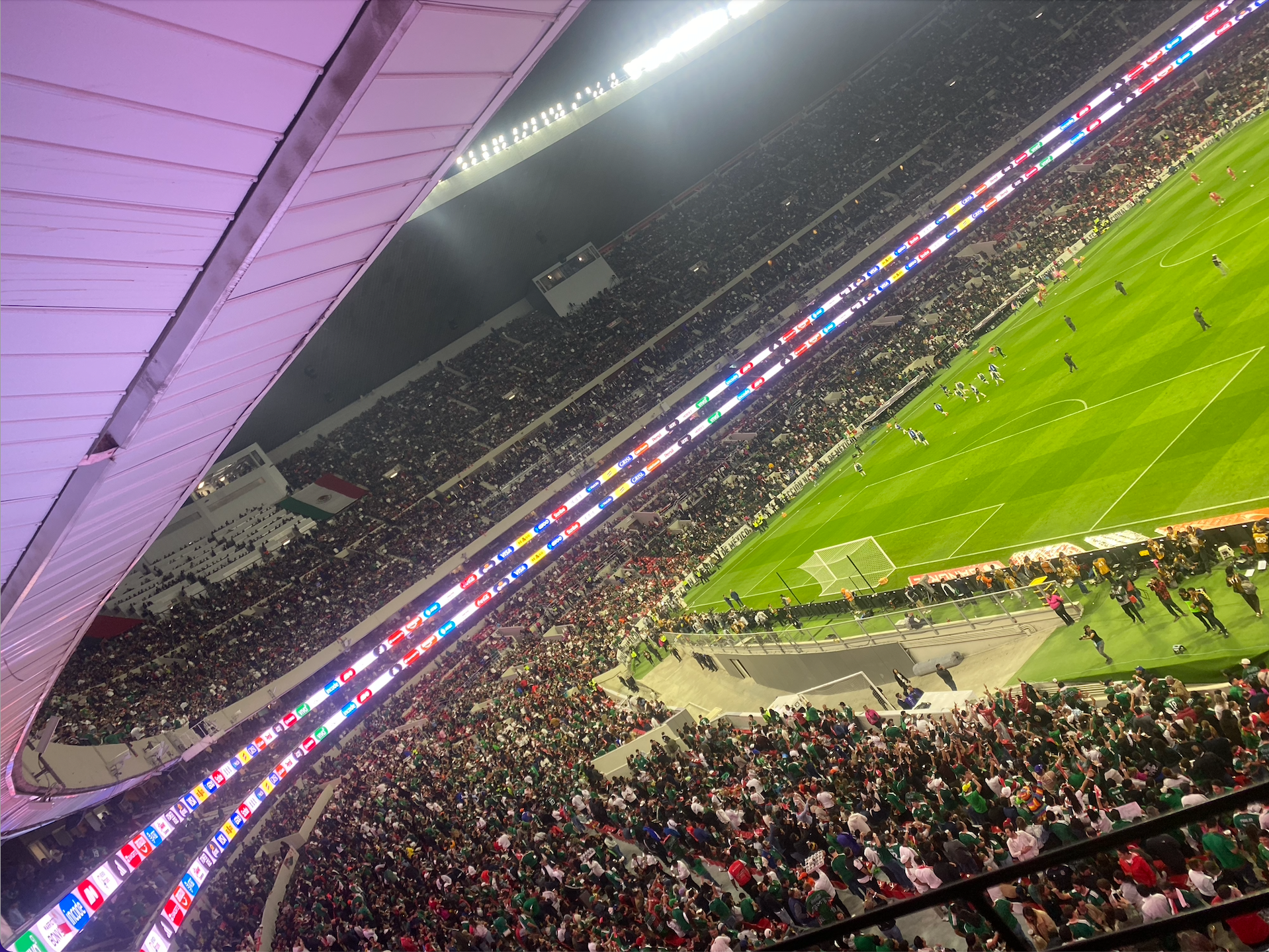 Tengo una cita en mi palco en el Azteca antes del mundial con una mujer hermosa bajo la lluvia.