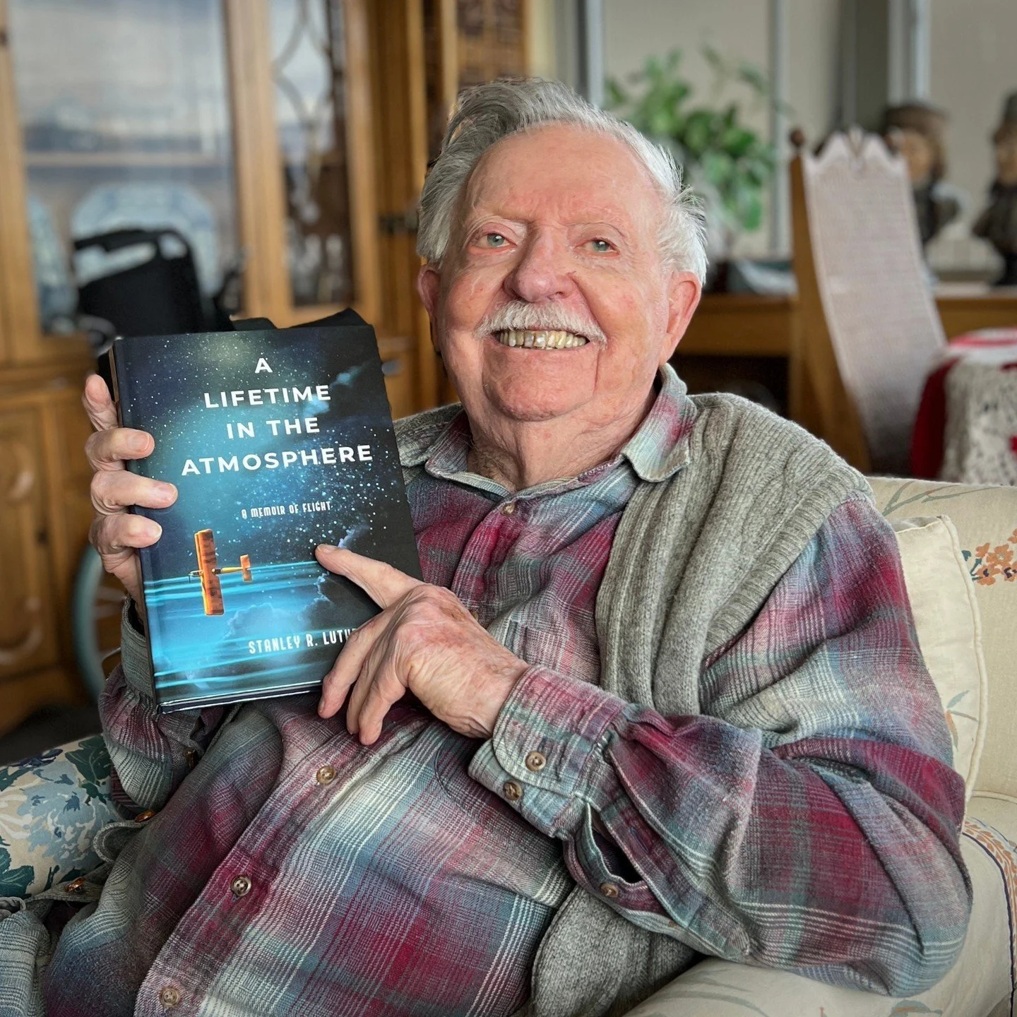 You can now order a copy of @srayluther's memoir &ldquo;A Lifetime in the Atmosphere&rdquo; online! Or support your local bookstore like @oregonbooksandgames and @bloomsburyashland if you're in the #RogueValley!

#shareyourstory #memoir #militaryhist