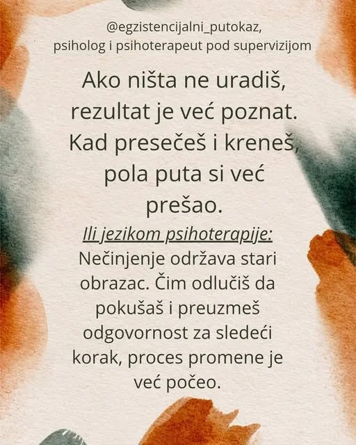 Quote about psychotherapy and personal growth in Serbian language, decorated with abstract watercolor background.