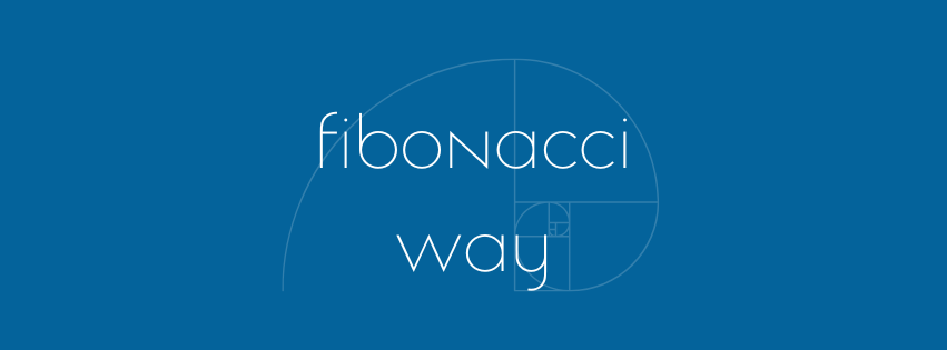 Imagen con fondo azul que muestra el logo del método Fibonacci y la palabra 'way' en letras blancas, junto a la espiral de Fibonacci.