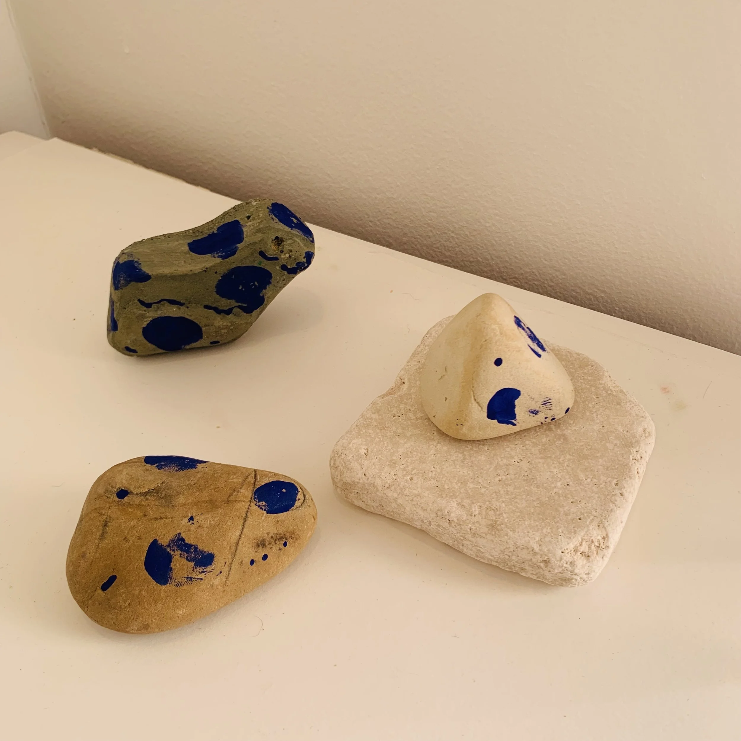 Kavanayén. Surrender. 2025

Local rocks and gouache 7 × 8 in 21 × 18 cm