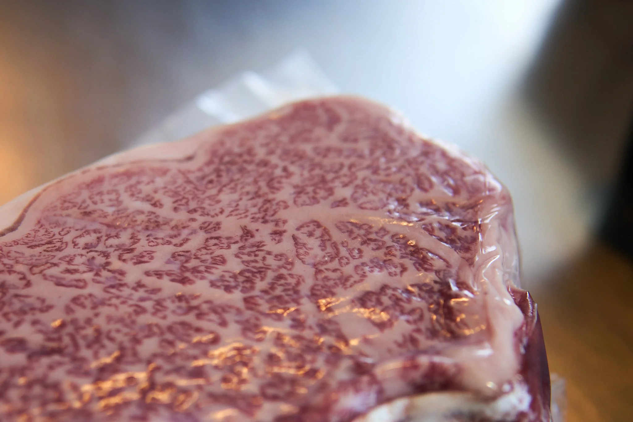 サシが入った高級ステーキ肉の拡大写真