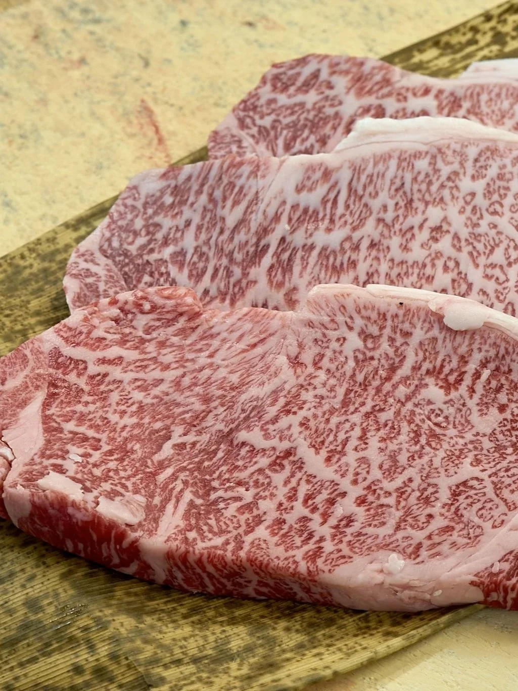 高級和牛のステーキ肉の断面アップ