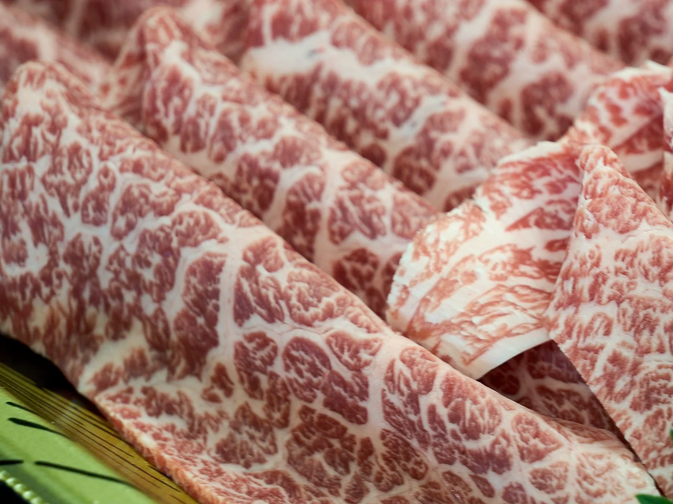 高級和牛肉の薄切り肉が並べられている写真