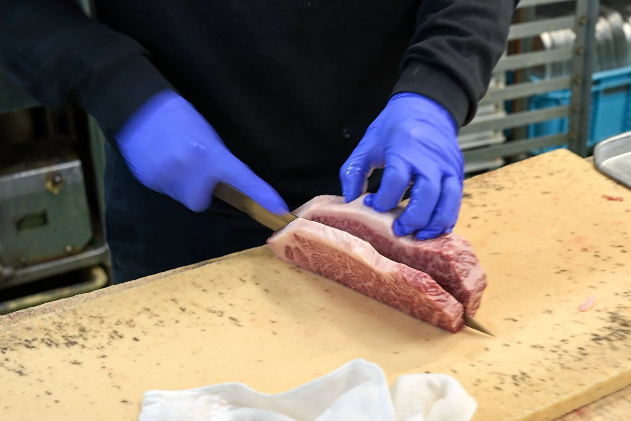 包丁を使って肉を切っている様子。