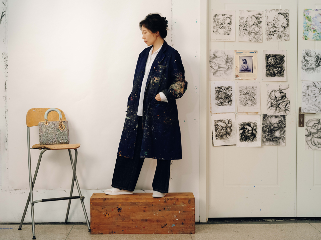 艺术家梁远苇在工作室内

左侧为“DIOR LADY ART#9”

艺术家限量合作系列――梁远苇合作款手袋