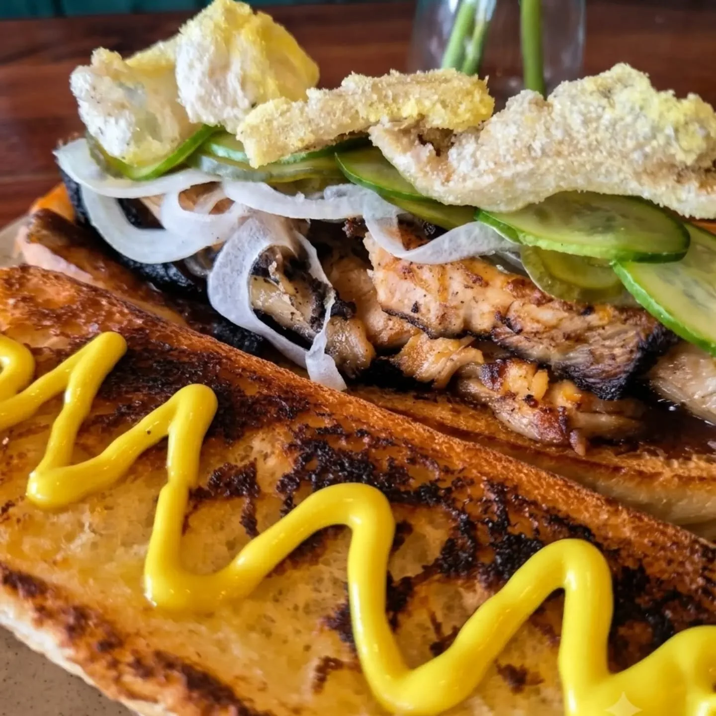 THE RIBWICH. 🥒 🌭 

The only excuse for a millennial pause.

Charred, juicy coffe rubbed rib meat. Pickles. Fresh cucumber. Thinly sliced onion A generous hit of mustard and our famous house crackle All packed into toasted bread with enough crunch, 