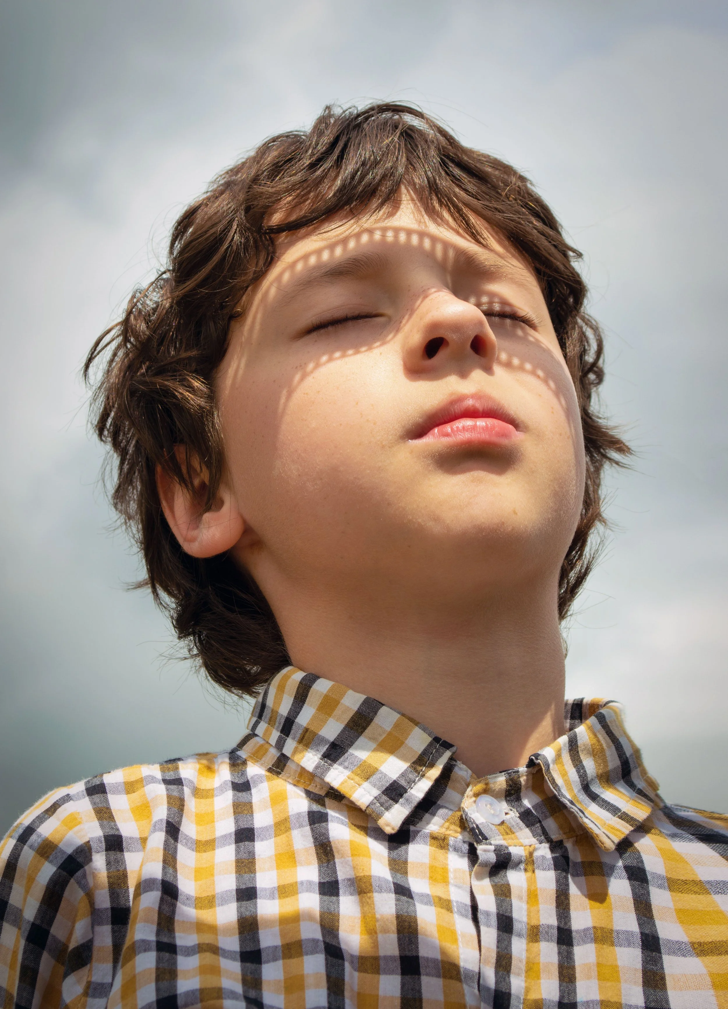 Enfant au calme pendant un exercice de sophrologie