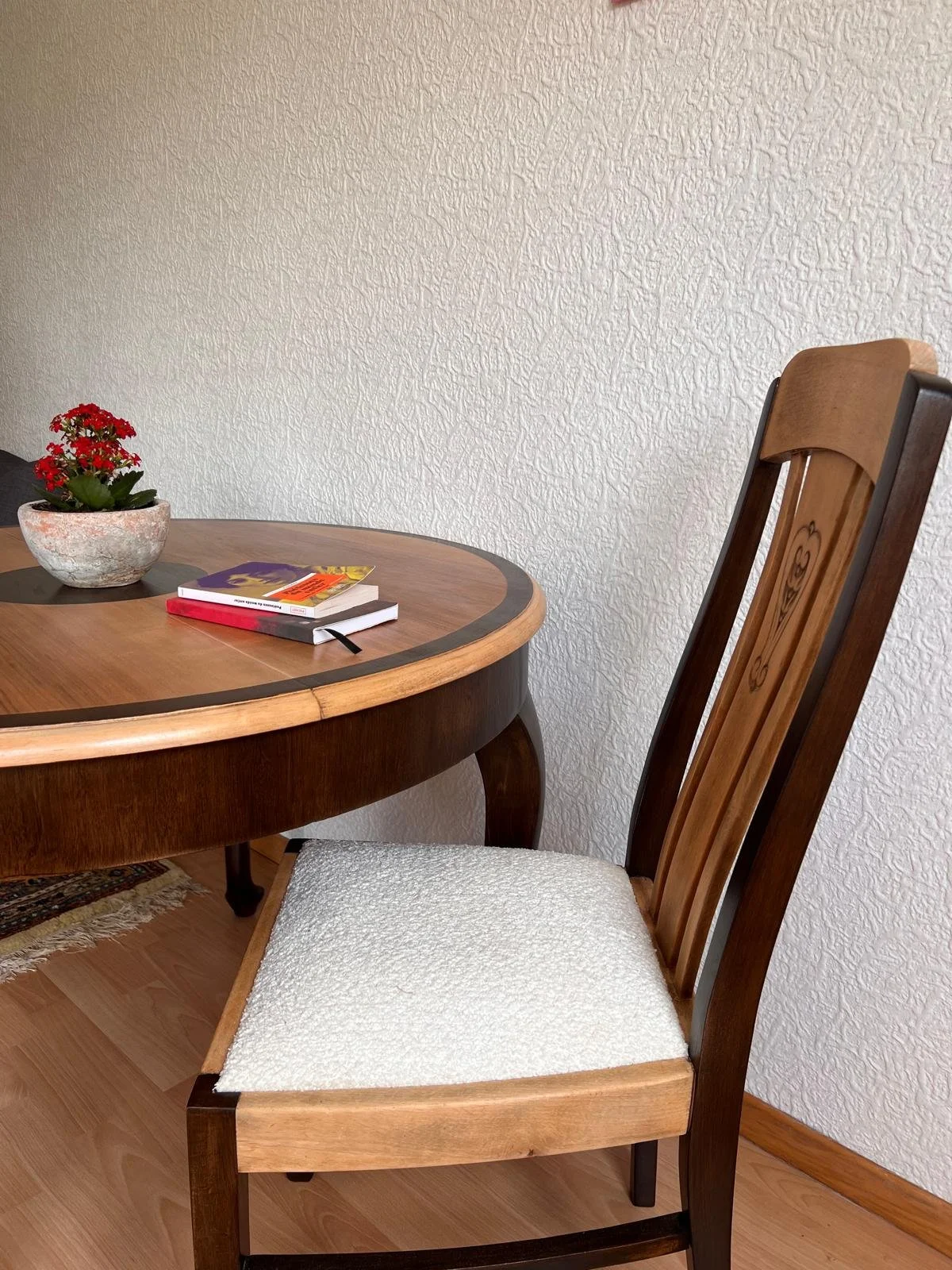 Table ronde et chaise.jfif