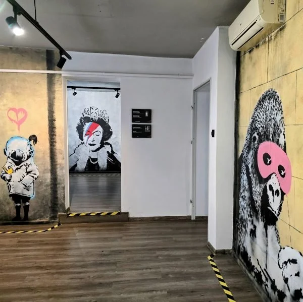 oeuvres-banksy-cracovie-600x599 (1).jpg