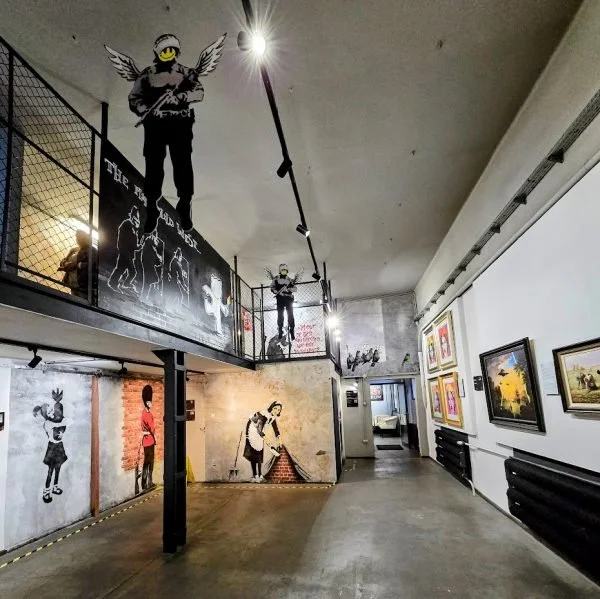 musee-banksy-cracovie-600x599 (1).jpg