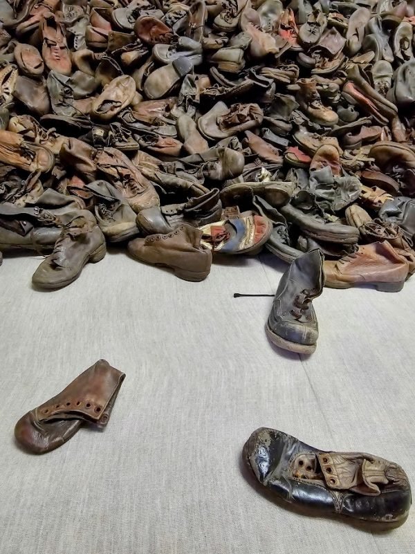 chaussures-auschwitz-600x801.jpg