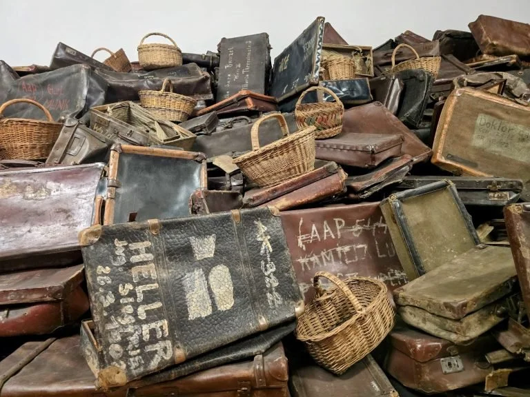 bagages-prisoniers-auschwitz-768x576.jpg