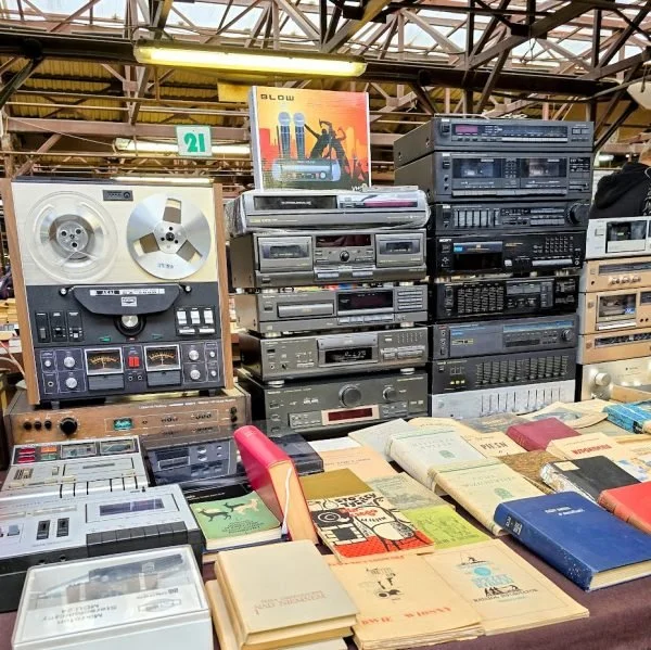 chaine-hi-fi-marche-aux-puces-cracovie-600x599.jpg