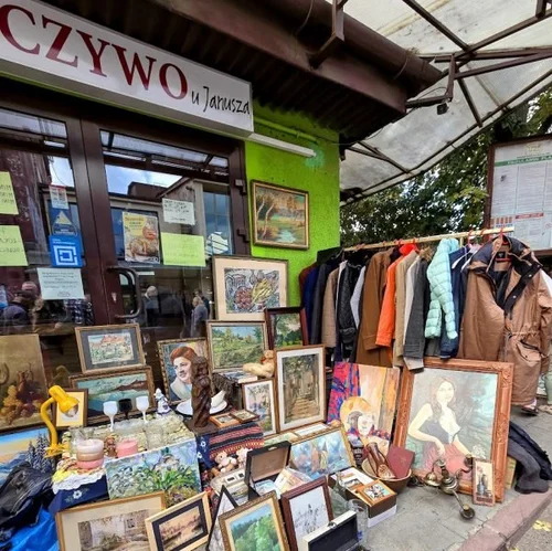 stand-marche-aux-puces-cracovie-600x599.jpg