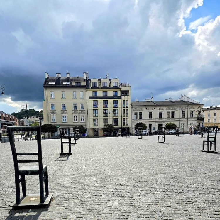 place-des-heros-cracovie-768x768.jpg