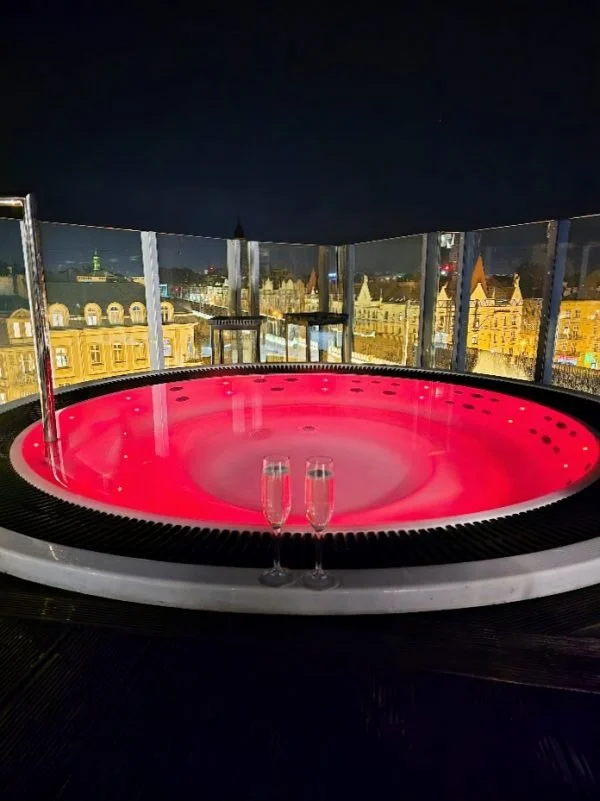 jacuzzi-by-night-the-loft-hotel-cracovie-600x801.jpg