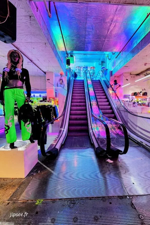 escalator-cyberdog-londres-600x900.jpg