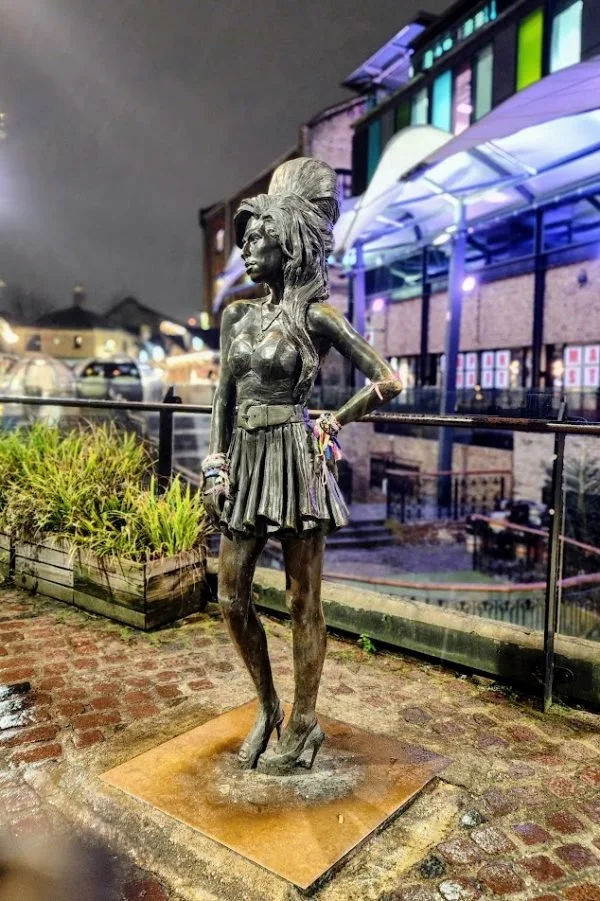 statue-amy-winehouse-strables-market-600x901.jpg