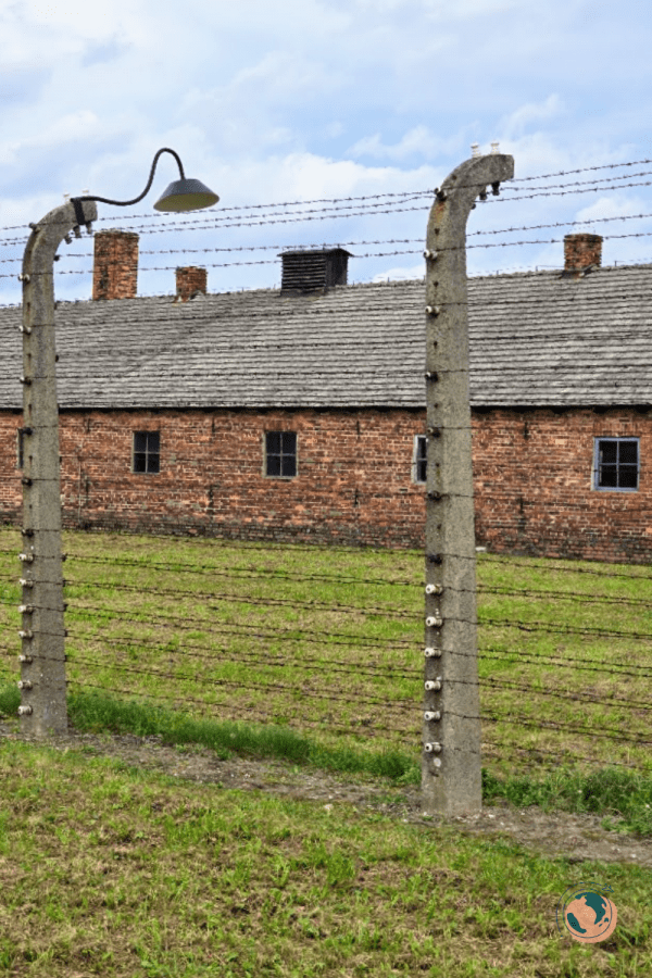 baraquement-camp-extermination-auschwitz-birkenau-600x900.png