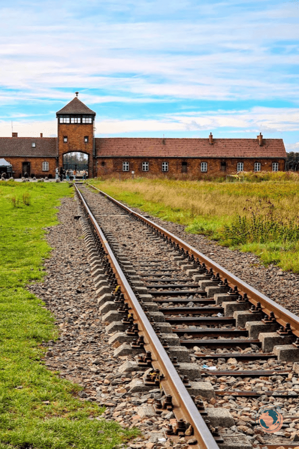 entree-camp-extermination-birkenau-pologne-600x900.png