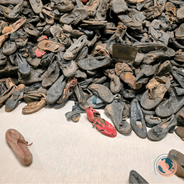 chaussures-victimes-auschwitz-600x600.png