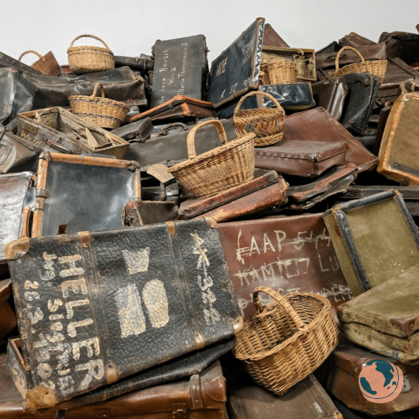 bagages-victimes-auschwitz-600x600.png