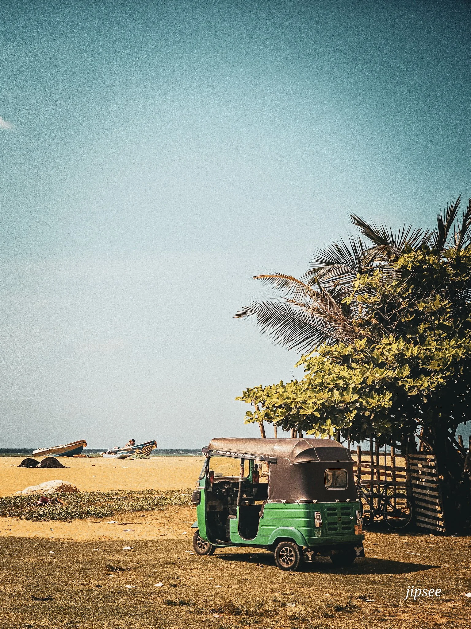 tuk-tuk-sur-la-plage-negombo-sri-lanka.jpg