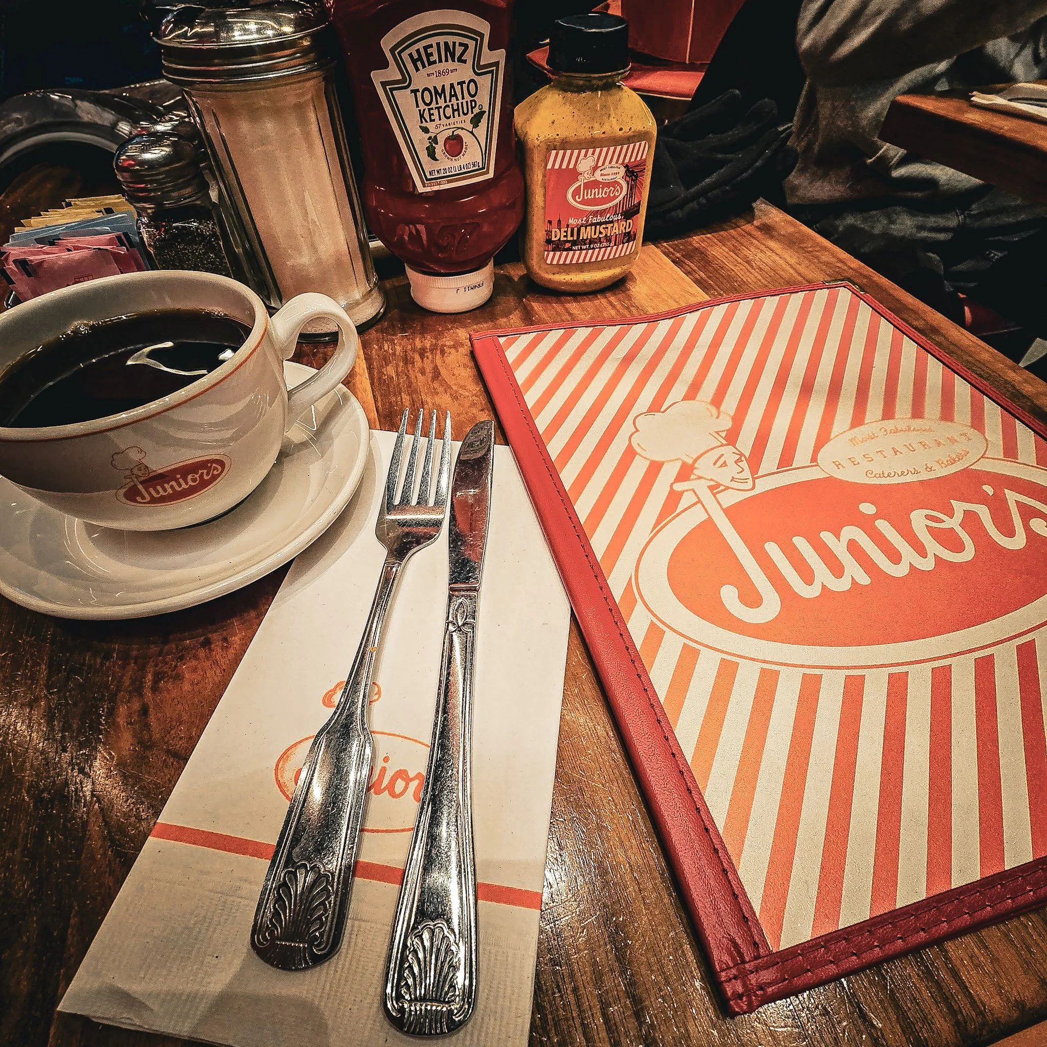 Table dréssée avec café noir chez Junior's brunch à Time square
