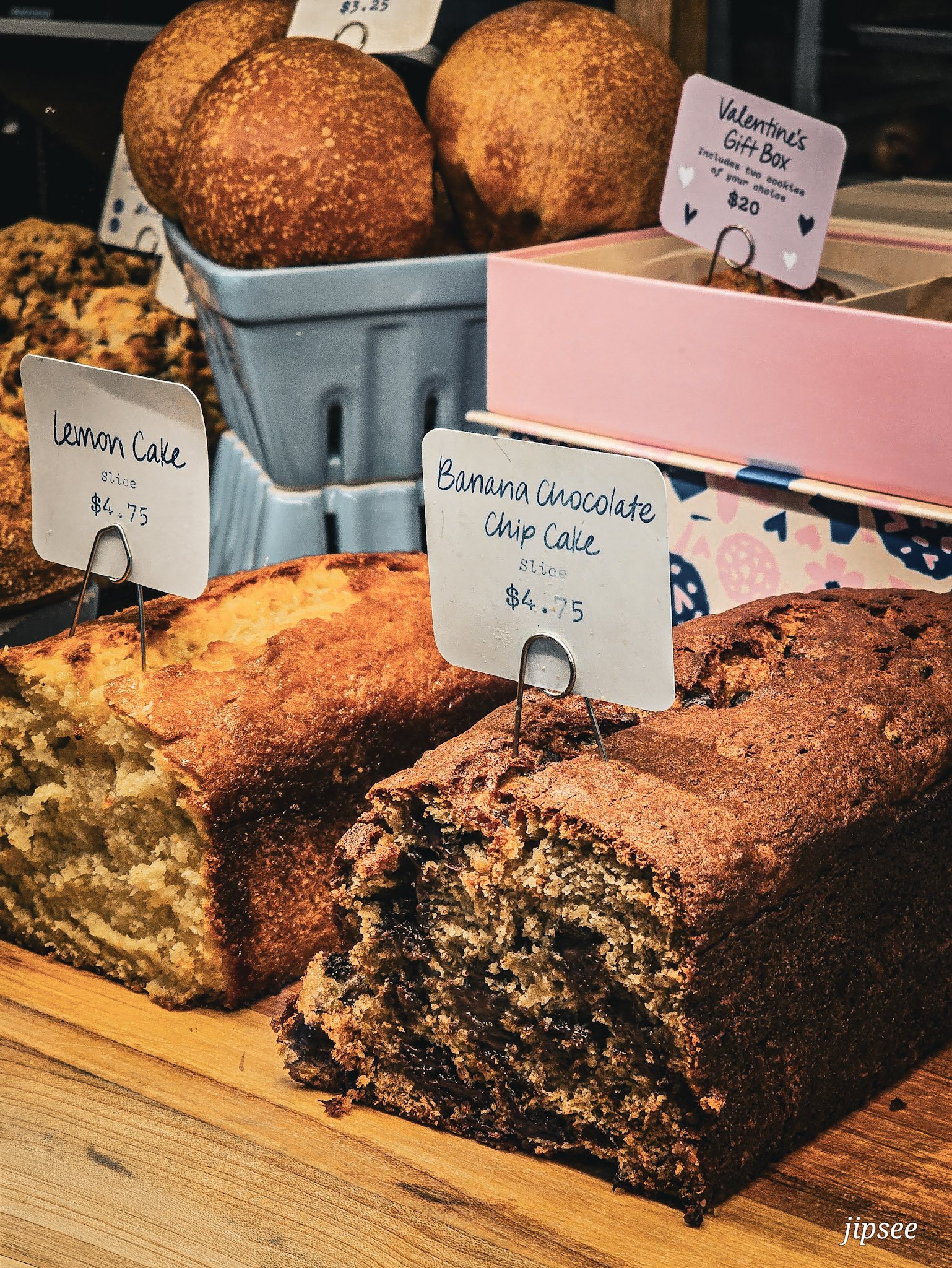 Vitrinede cakes a differents gouts chez levain bakery new york