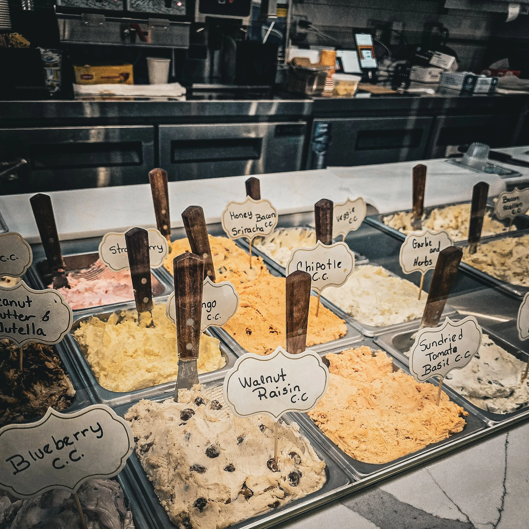 nala's bagel et brunch assortiment de cottage cheese en vitrine