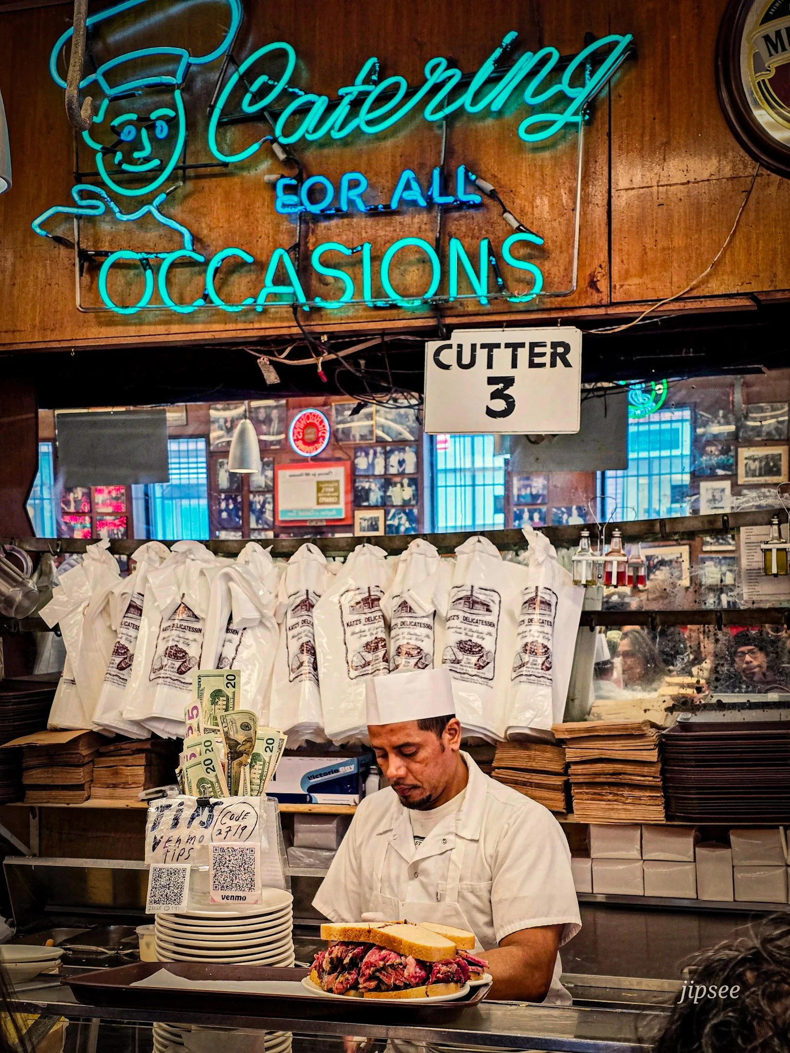 comptoir vendeur katz restaurant.jpg