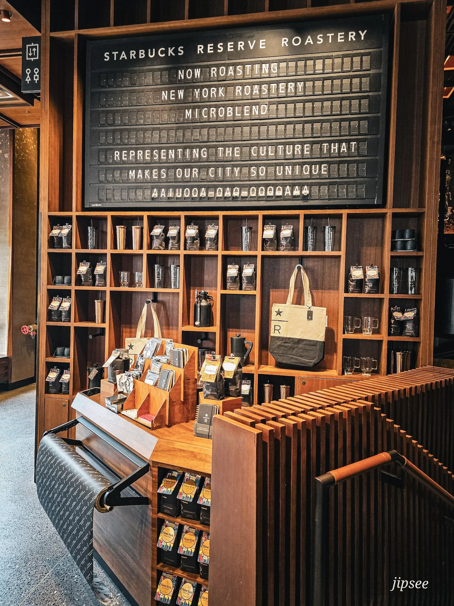Etagère de souvenirs starbucks reserve roastery New York