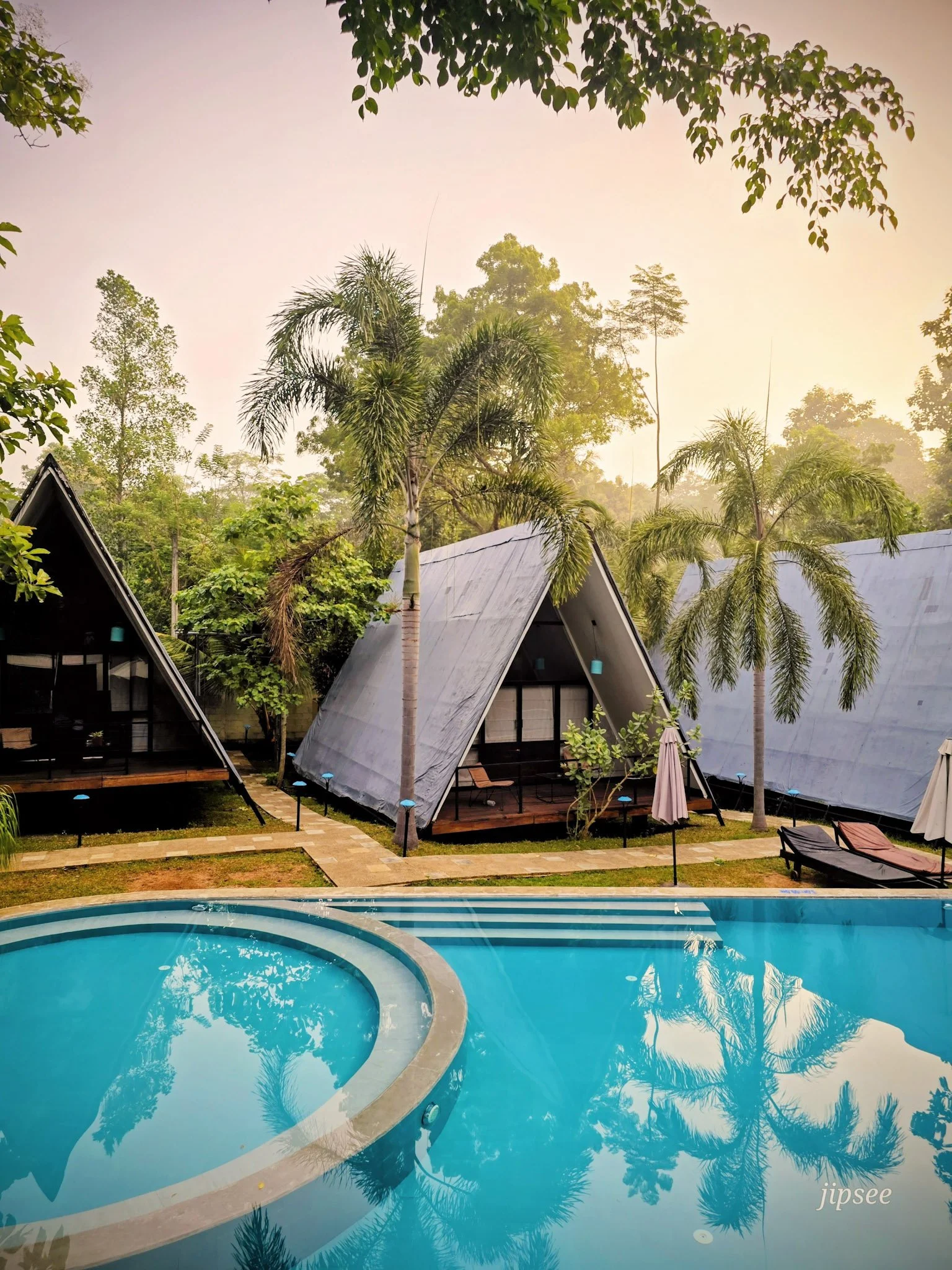 piscine et cabane au lever du jour