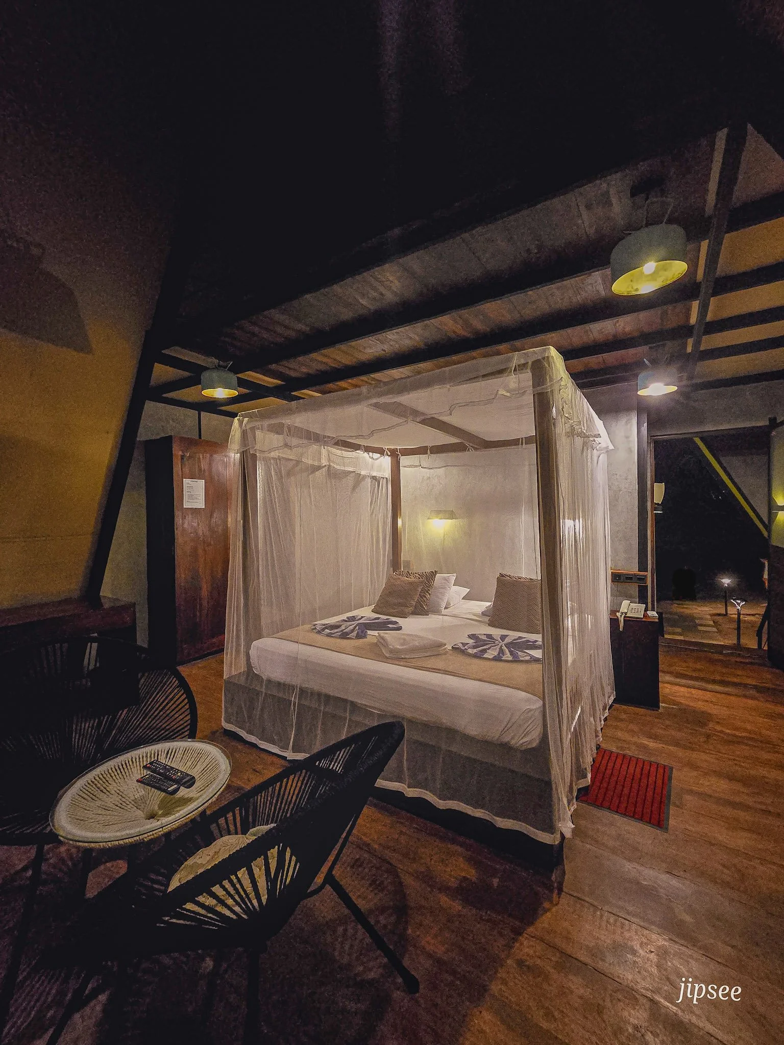 lit de la chambre double du kottawatta river bank resort au sri lanka