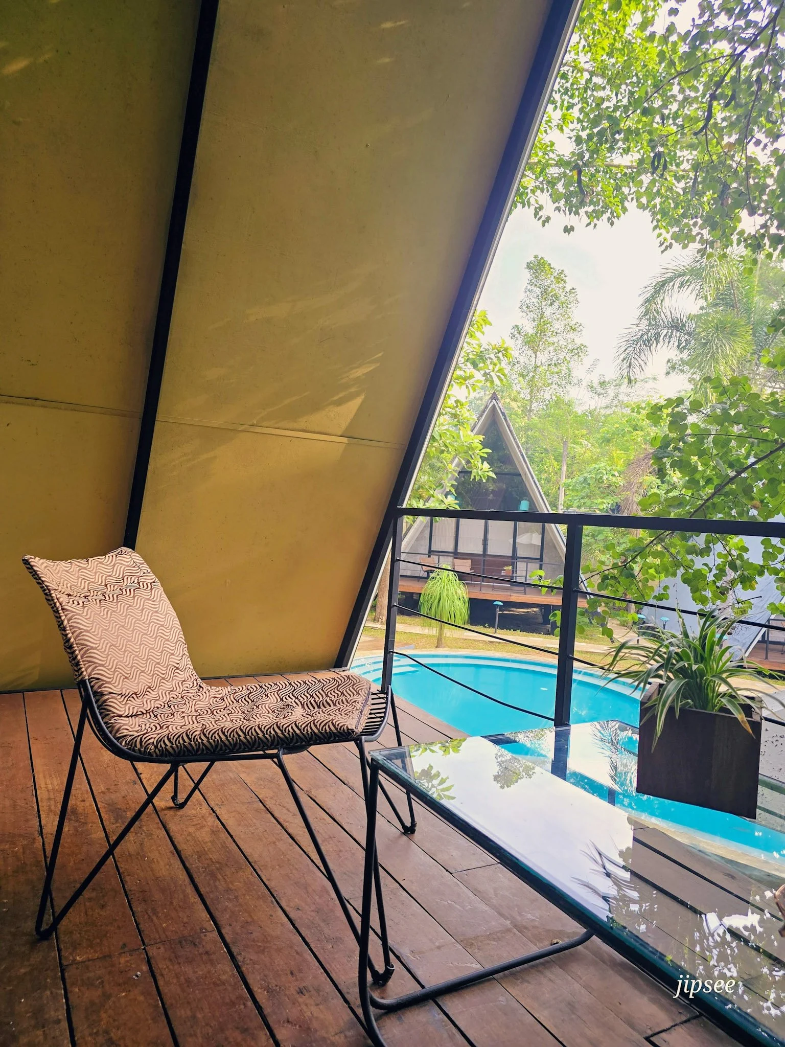 Terrasse des chambre du kottawatta river bank resort d'udawalawe avec vue sur la piscine de l'hotel