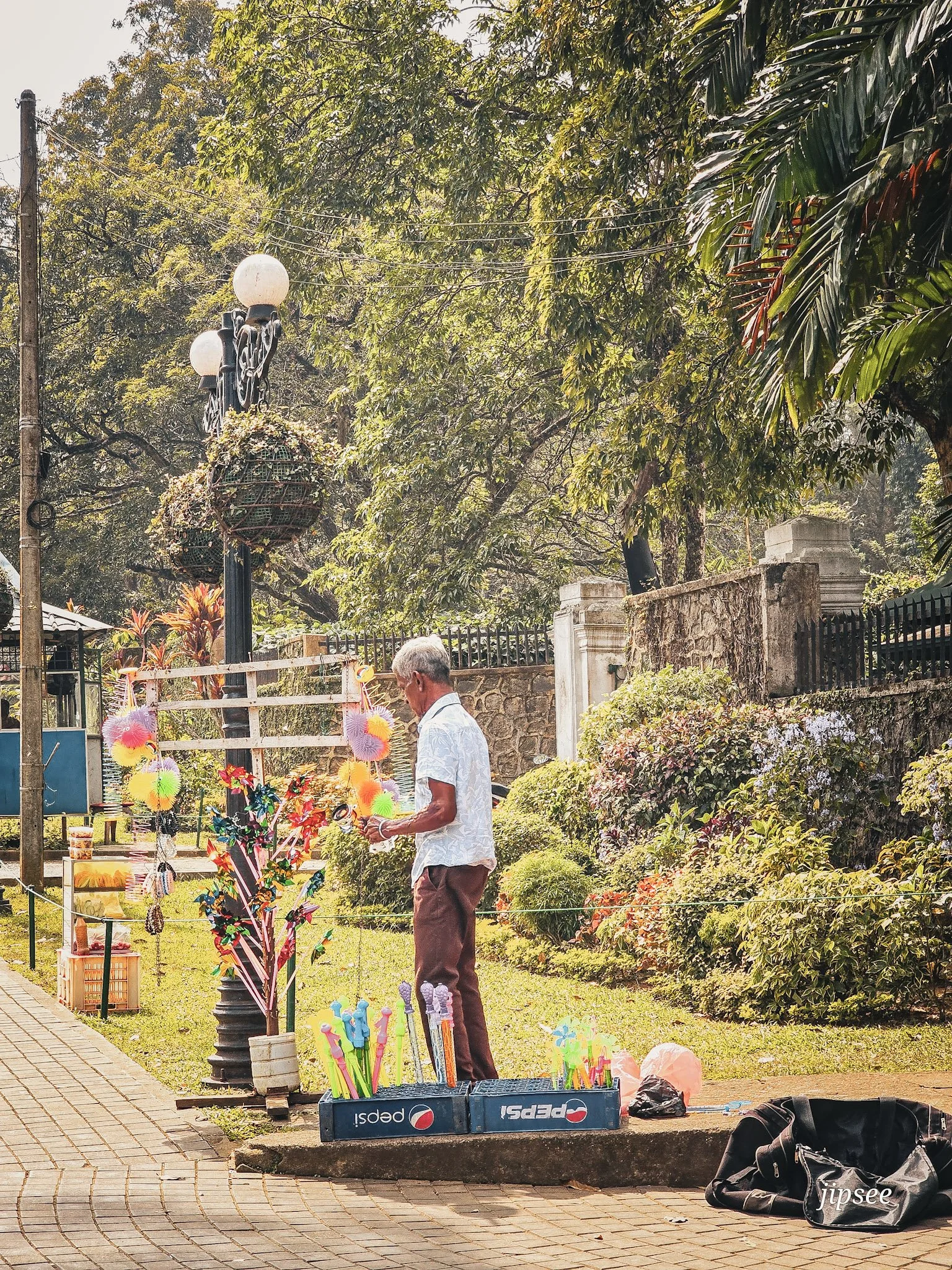 homme vendant des jeux pour enfants au sri lanka