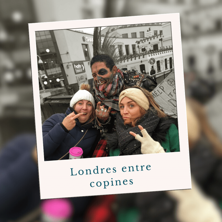 Trois amis posent pour une photo dans une rue de Londres, avec un homme déguisé en clown ou en personnage de cirque, faisant des gestes amusants, et un panneau indiquant "Londres entre copines".
